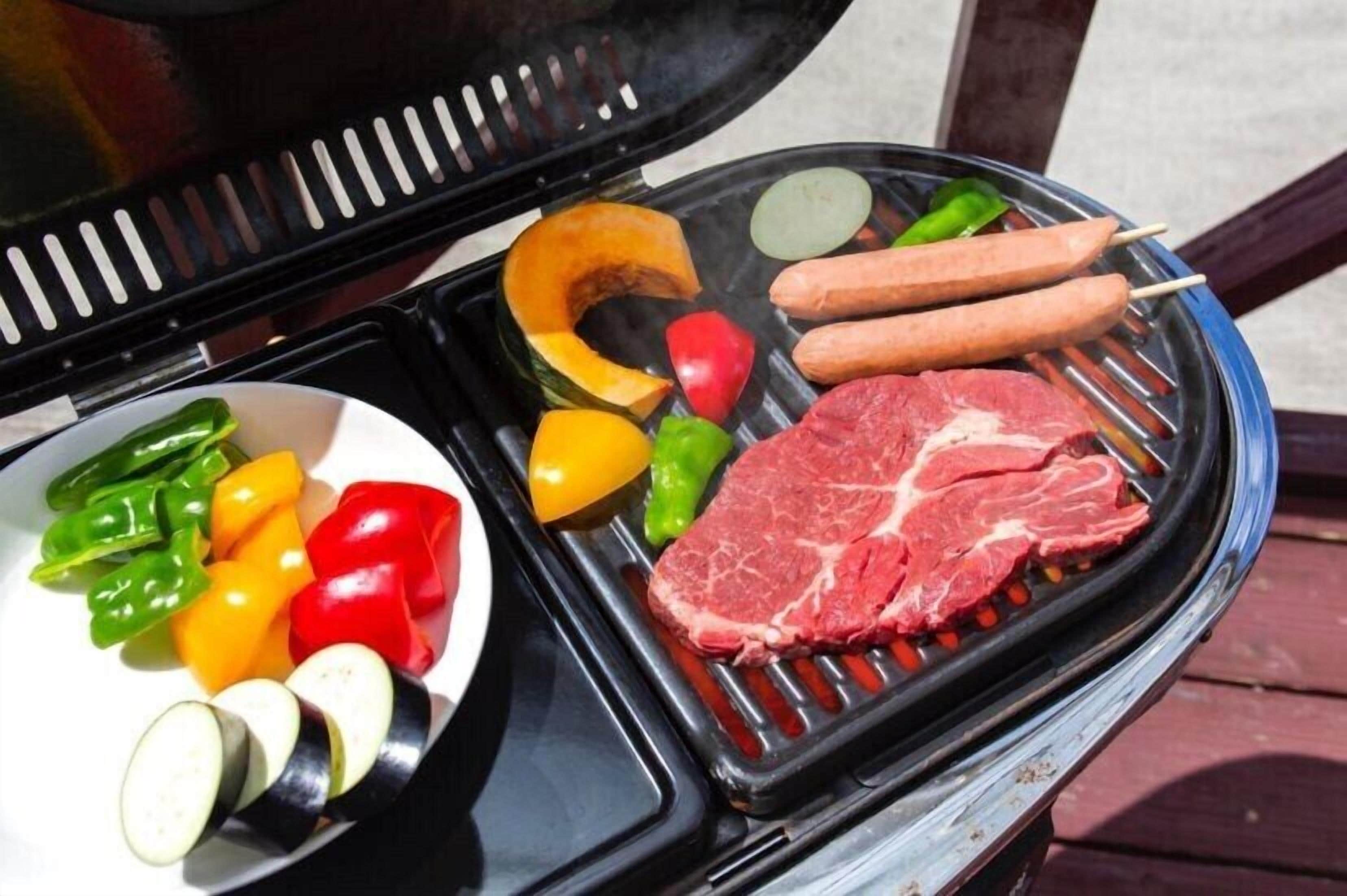 Una parrilla con diversos tipos de carne y verduras.