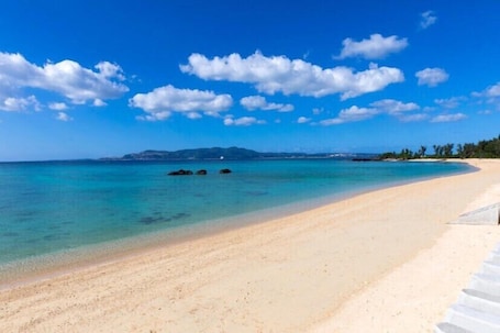 Una playa cerca. Private Vacation Home COZY