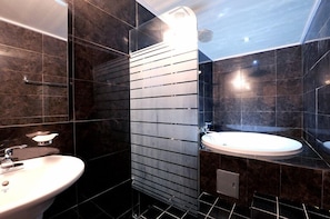 VIP | Salle de bain | Ensemble douche/baignoire, articles de toilette gratuits