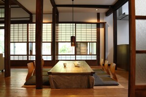 Traditional House (Kyoto-style) | Private kitchen | Fridge, stovetop, dishwasher, coffee/tea maker - HANARé Kyoto (Kyoto)