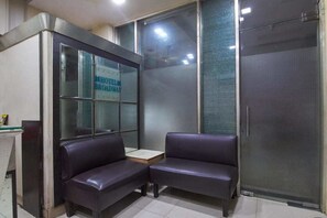Lobby sitting area - Yogi Broadway (Mumbai)