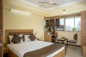Desk, blackout drapes, iron/ironing board, free WiFi - Yogi Broadway (Mumbai)