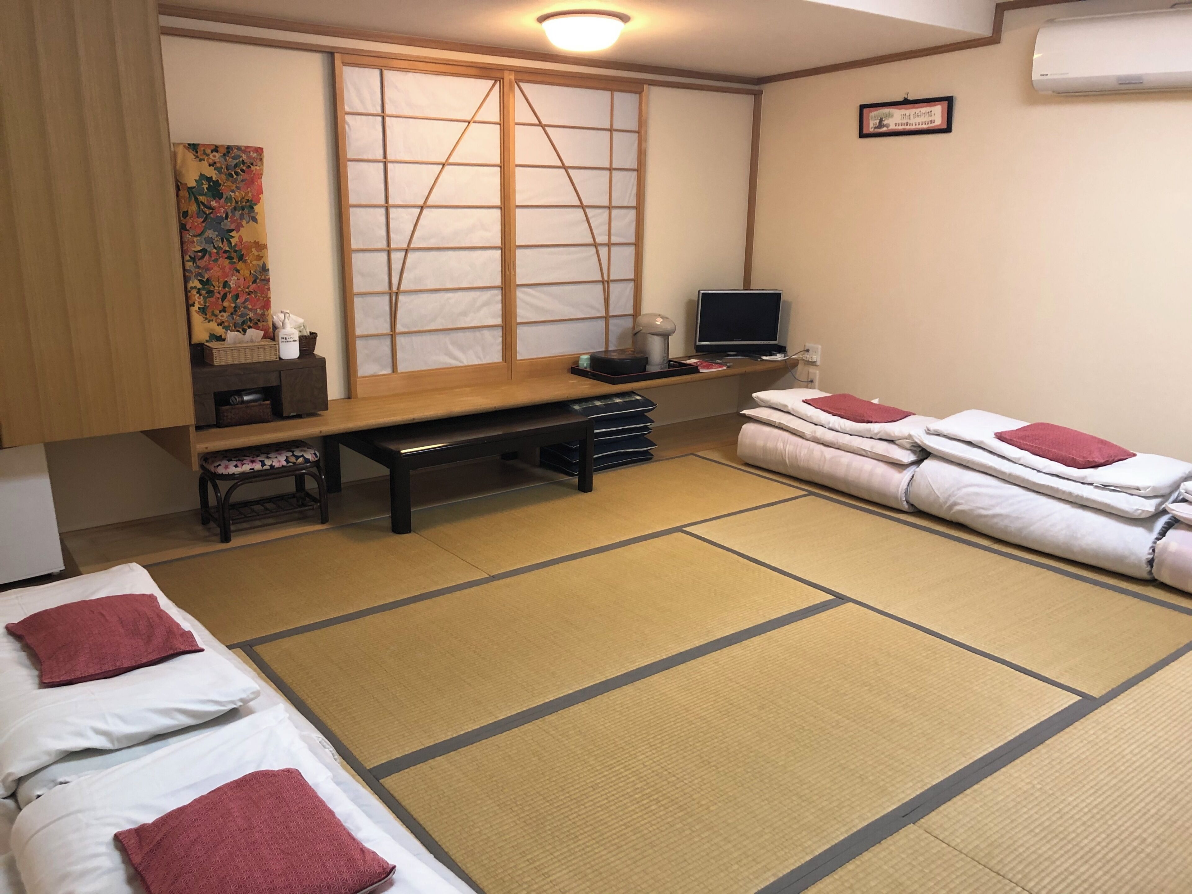 办公桌、免费 WiFi、床单