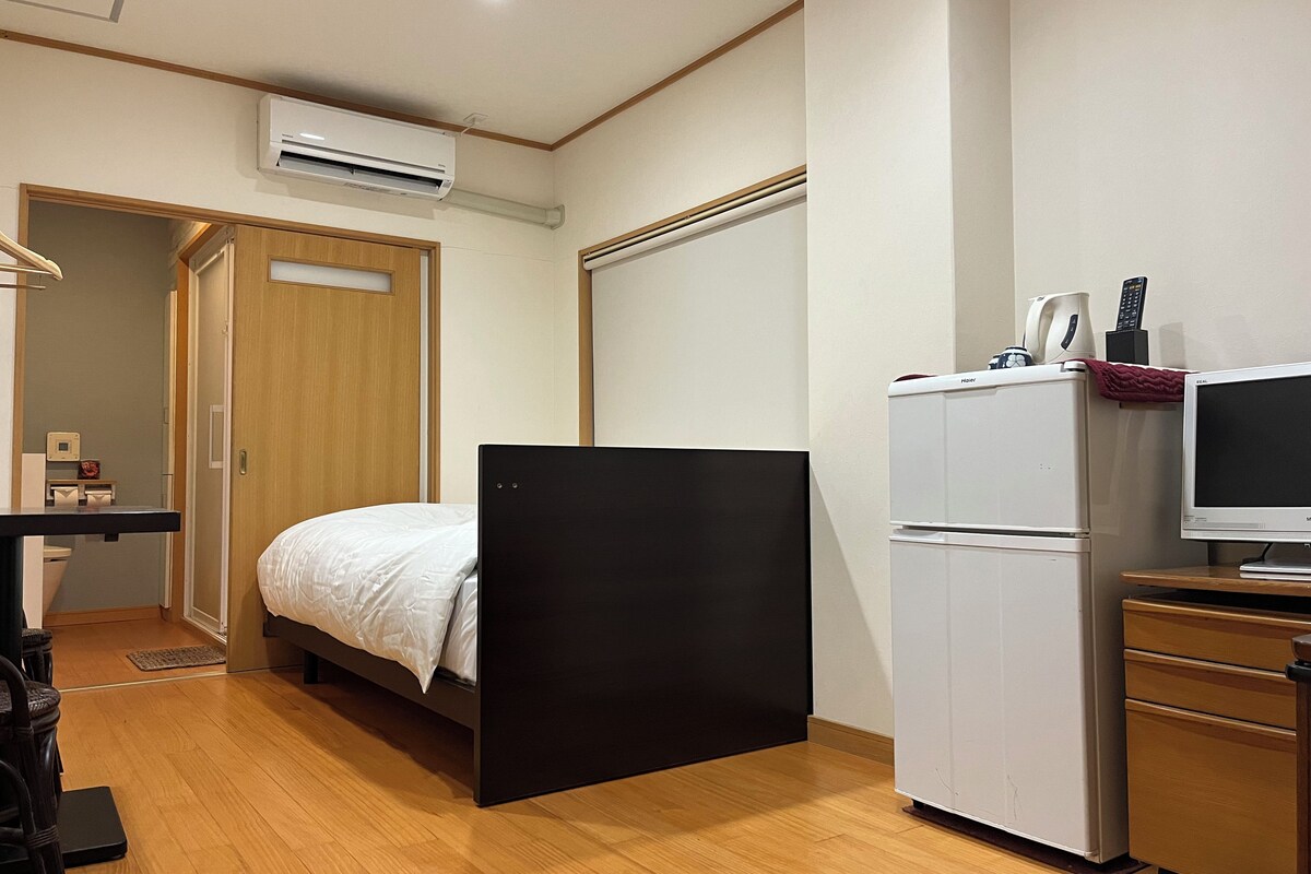 Desk, WiFi (free), bed sheets