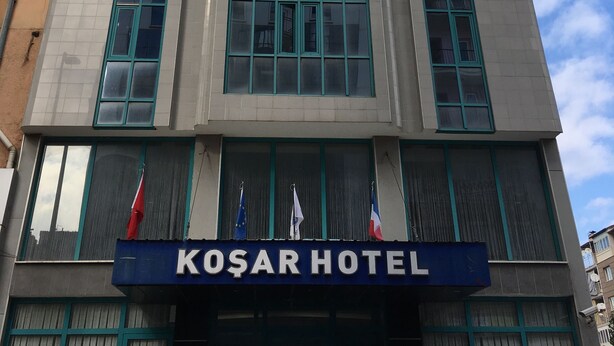 Et hotel med en moderne facade, store vinduer og et skilt med teksten "KOSAR HOTEL".