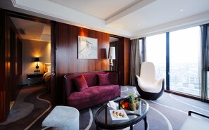 Deluxe-sviitti, jokinäköala | Olohuone | LCD-televisio