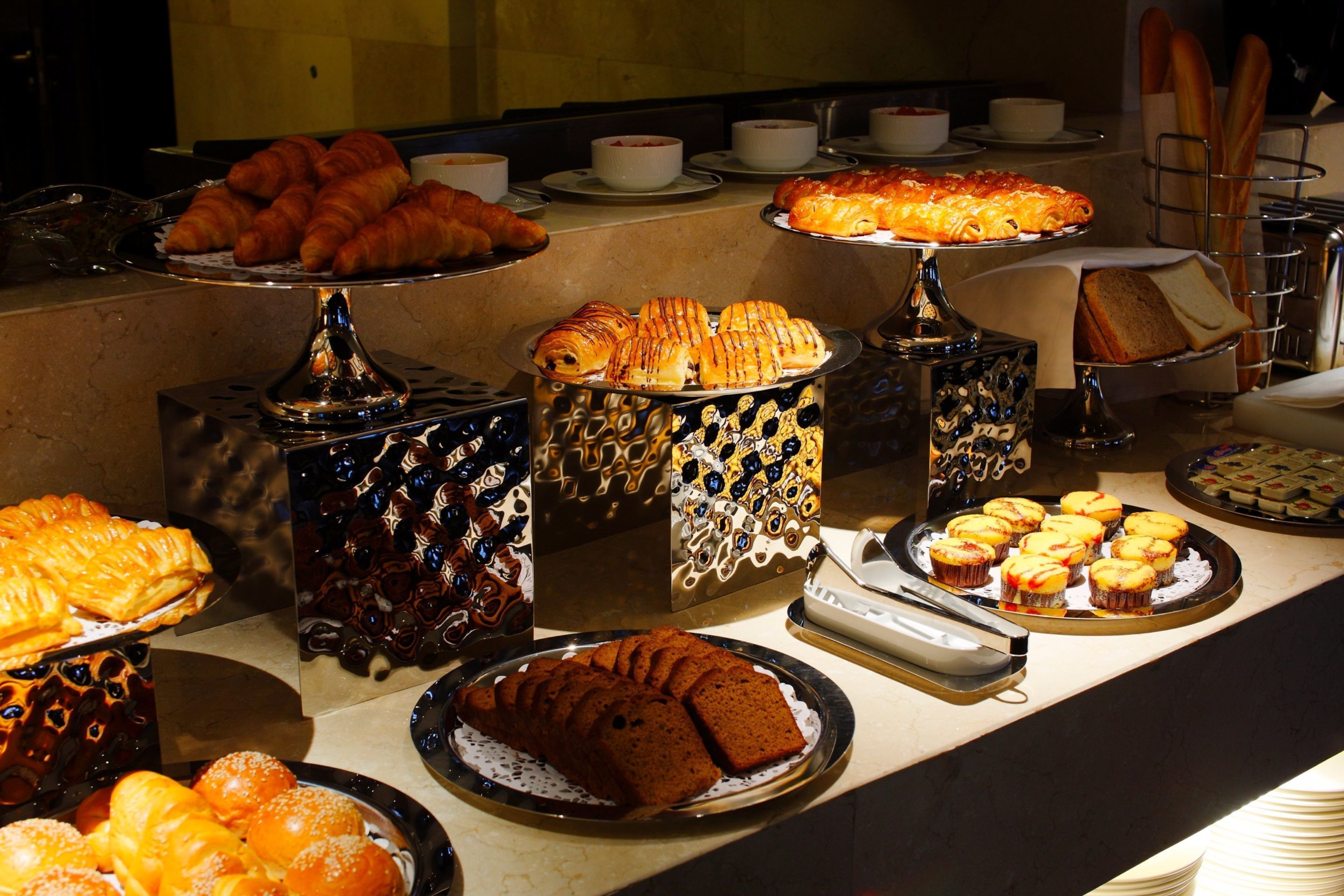 Daily buffet breakfast (CNY 68 per person)