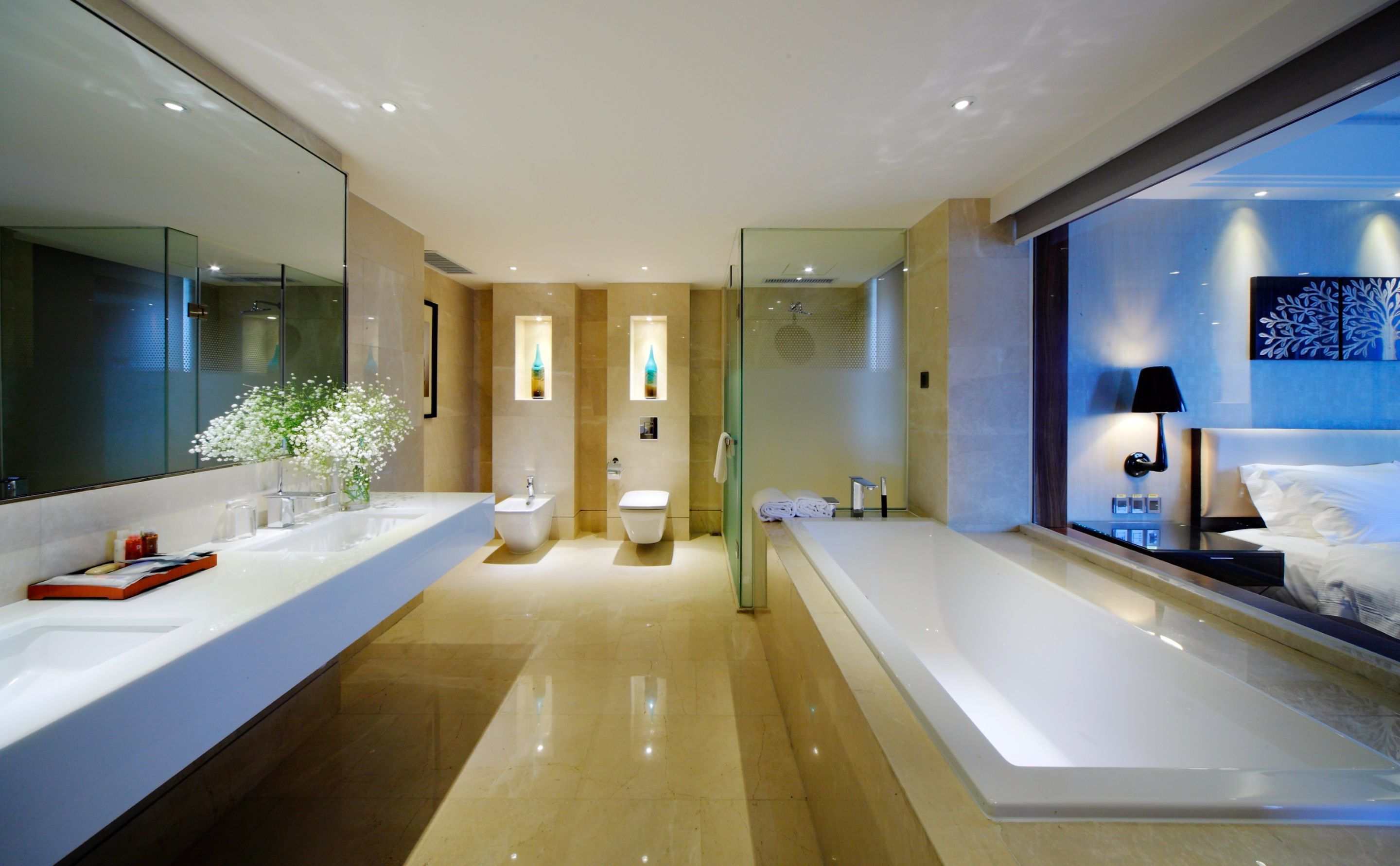 deluxe suite, river view | bathroom | free toiletries, hair dryer, bathrobes, slippers