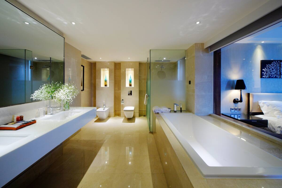 deluxe suite, river view | bathroom | free toiletries, hair dryer, bathrobes, slippers