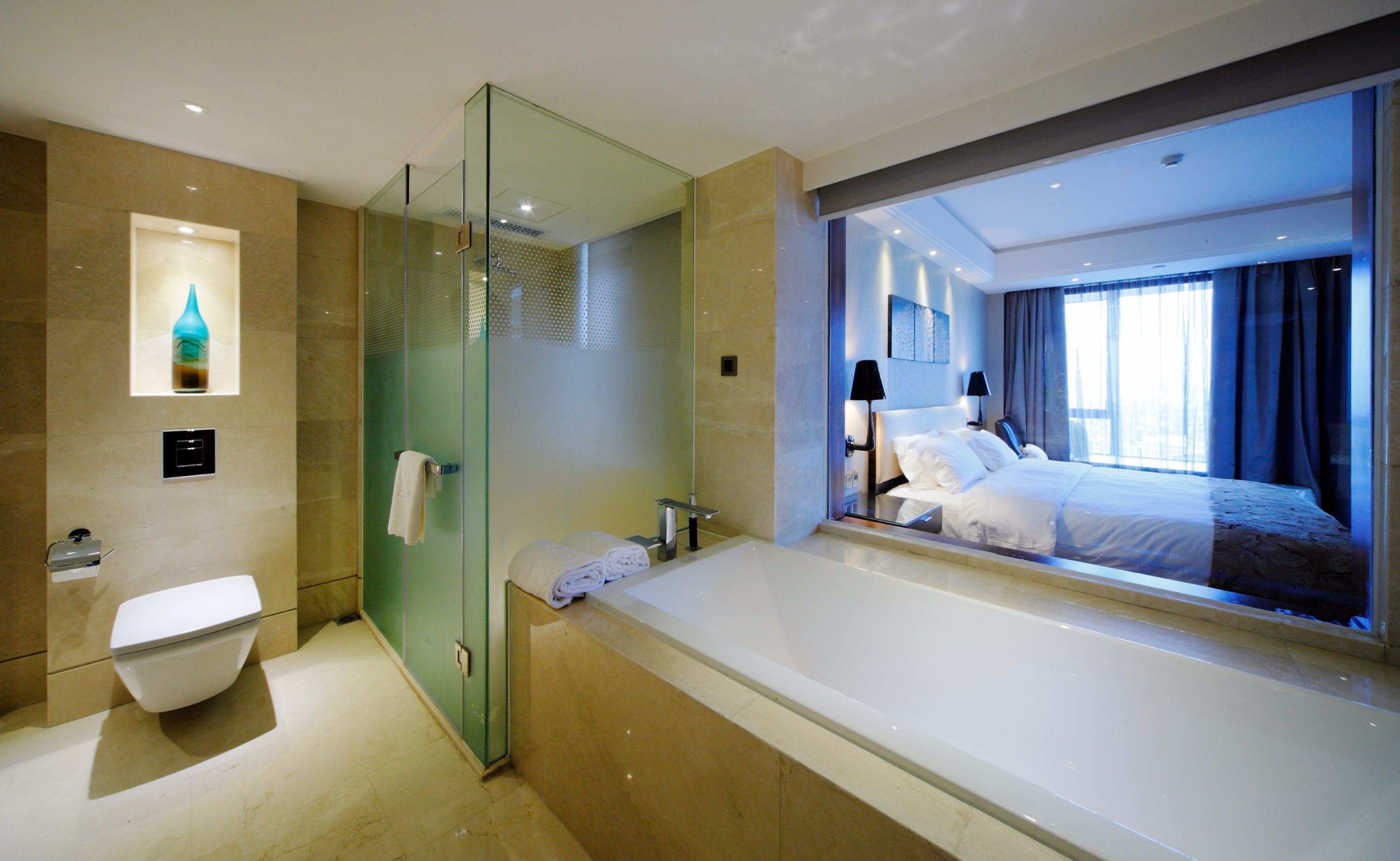 deluxe suite, river view | bathroom | free toiletries, hair dryer, bathrobes, slippers
