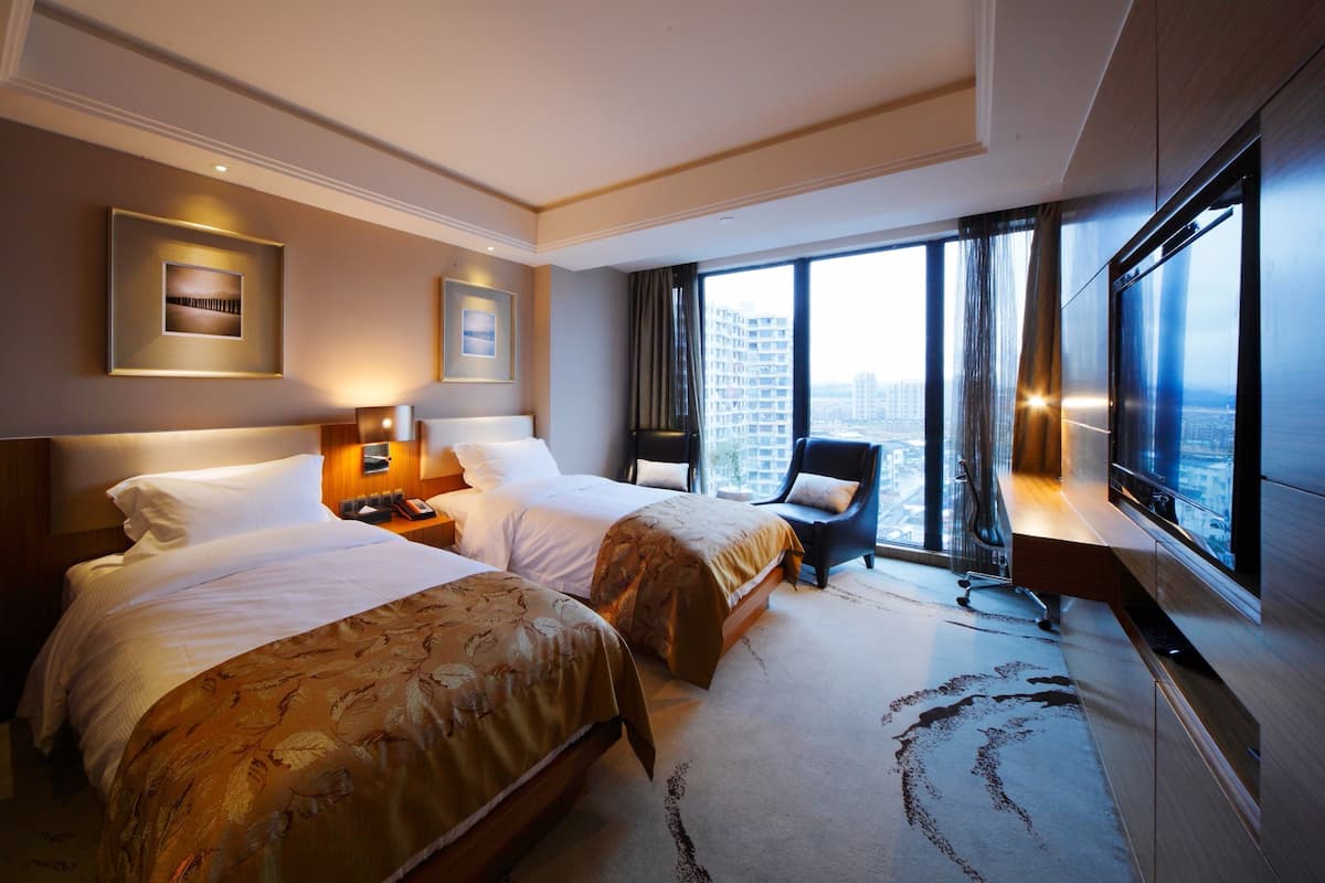 Superior Twin Room | Bar mini, peti besi dalam bilik, meja, ruang kerja komputer riba