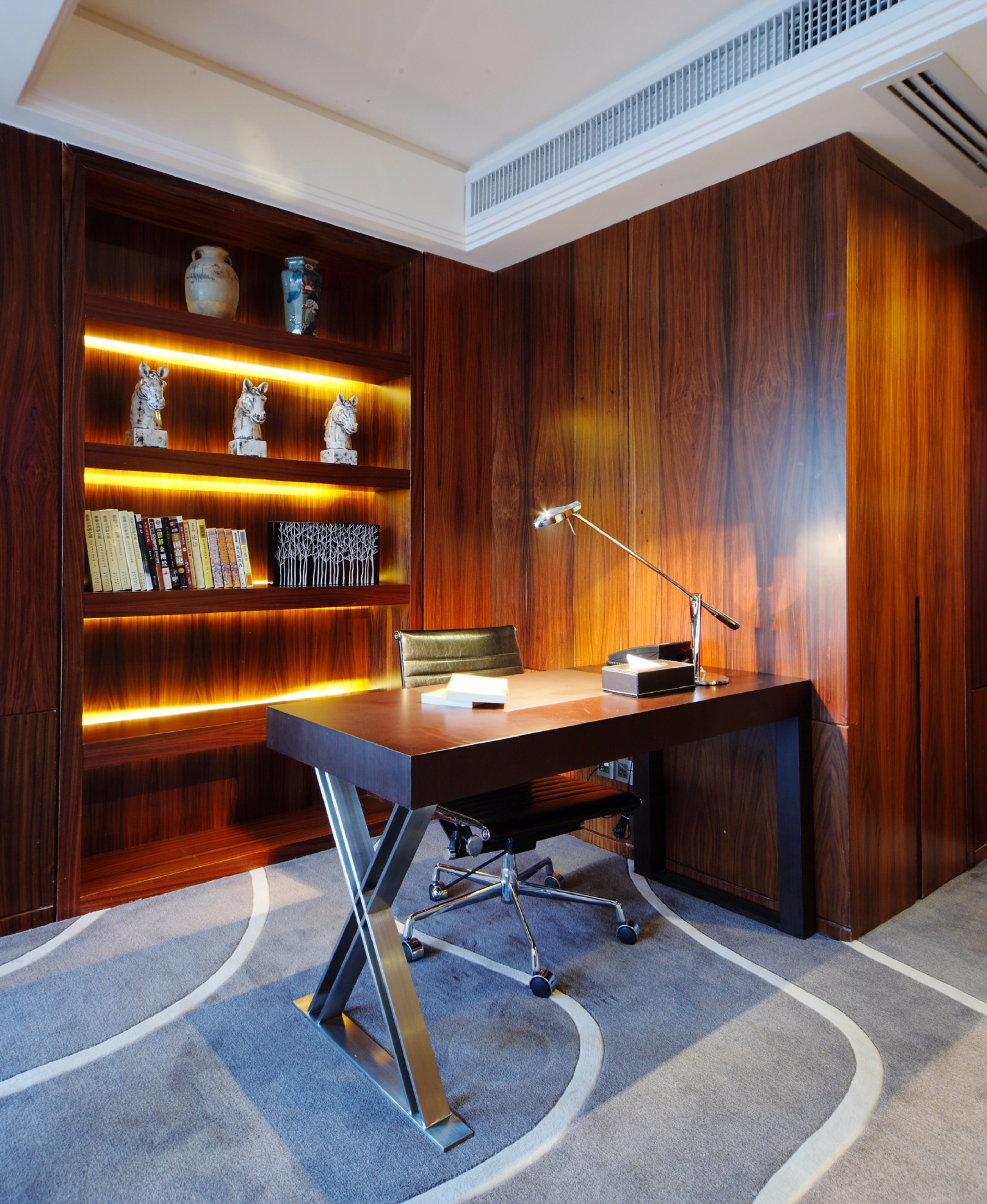 deluxe suite, river view | minibar, in-room safe, desk, laptop workspace