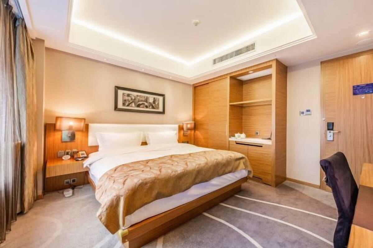 Minibar, Zimmersafe, Schreibtisch, laptopgeeigneter Arbeitsplatz