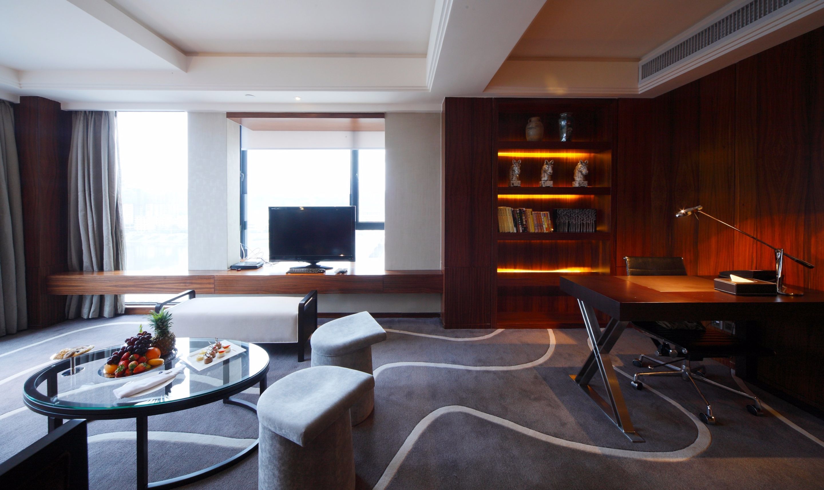 deluxe suite, river view | minibar, in-room safe, desk, laptop workspace