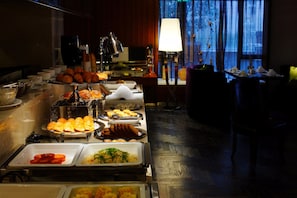 Daily buffet breakfast for a fee - DW Hotels (Huangshan)