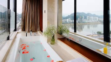 Phòng đôi Deluxe, quang cảnh sông | Phòng tắm | Đồ dùng nhà tắm miễn phí, máy sấy tóc, áo choàng tắm