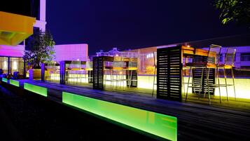 Breakfast, lunch, dinner served; international cuisine