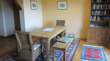 Apartment, 1 Bedroom, Mountain View | In-room dining