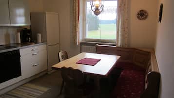 Apartment, 1 Bedroom, Mountain View | Private kitchen