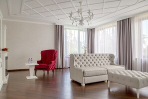 Suite, 1 kamar tidur | Ruang keluarga | TV