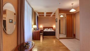 Luxury Suite | Minibar, in-room safe, desk, iron/ironing board