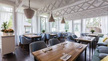 Daily continental breakfast (RUB 1000 per person)