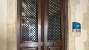 A wooden double door with a decorative glass panel. - Le Rétro Mirabeau - Maison de Famille (Narbonne)