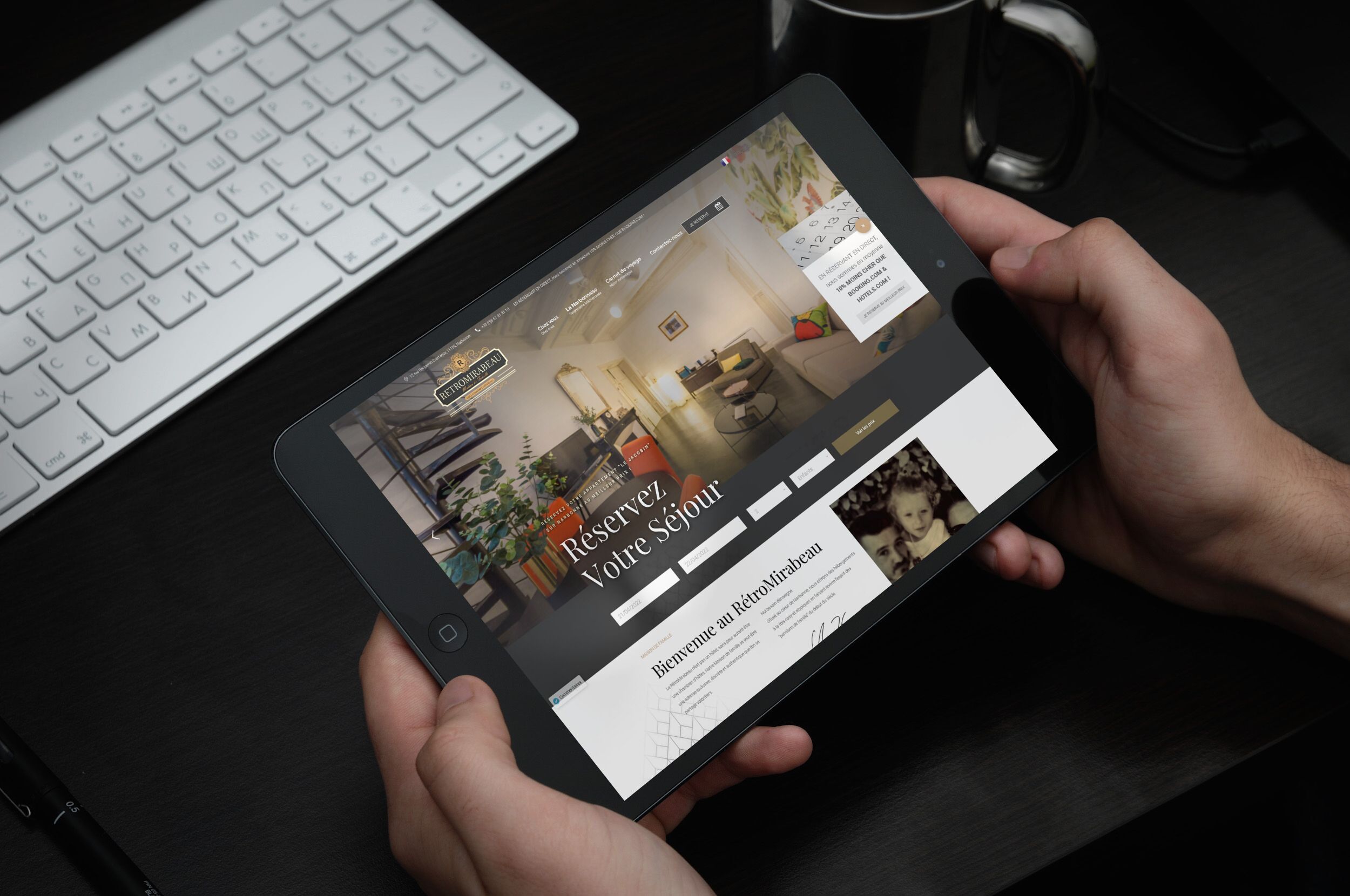 Een tablet toont een webpagina met een modern interieur, met een bank, bijzettafeltje en decoratieve objecten.