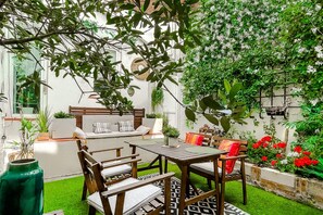 Duplex superior, banheiro privativo | Terraço/pátio