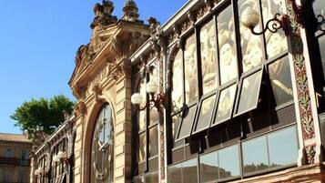 Edifici amb detalls arquitectònics ornamentals, grans finestres i elements decoratius.