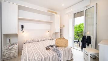 Doppel- oder Zweibettzimmer | Zimmersafe, Schreibtisch, Verdunkelungsvorhänge, schallisolierte Zimmer