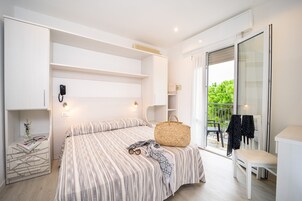 Habitación con 1 cama doble o 2 individuales | Caja fuerte, escritorio, cortinas opacas y sistema de insonorización