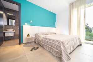 Habitació doble o amb dos llits individuals | Caixa forta a l'habitació, escriptori i cortines opaques 