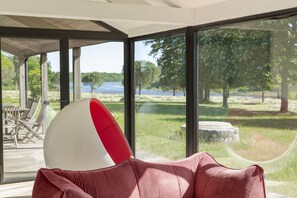 Hus – panorama, 5 soverom, peis, utsikt mot innsjø | Oppholdsområde | En 100-centimeters LCD-TV med digitale kanaler samt peis og DVD-spiller