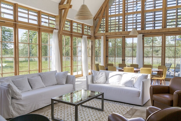 Hus – design, peis, utsikt mot innsjø | Oppholdsområde | En 100-centimeters LCD-TV med digitale kanaler samt peis og DVD-spiller