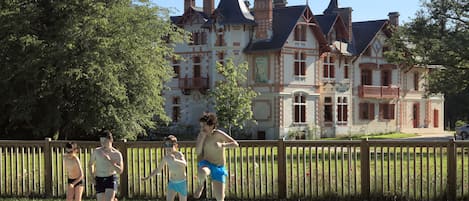 Piscine extérieure (ouverte en saison), parasols de plage