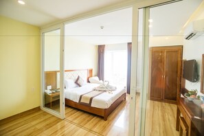 Free minibar, in-room safe, desk, blackout curtains - Dana Sailing Hotel (Da Nang)
