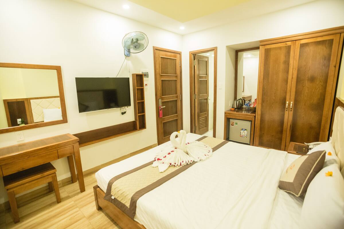 Superior Room, 1 Queen Bed, Non Smoking | Minibar (free items), in-room safe, desk, blackout drapes