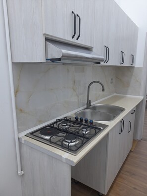 Fridge, stovetop, coffee/tea maker, electric kettle - White City Hostel (Baku)
