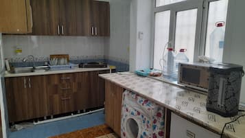 Frigorífico, placa de cocina, cafetera o tetera y hervidor eléctrico