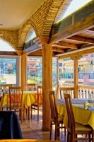 供应早餐、午餐和晚餐，地方菜