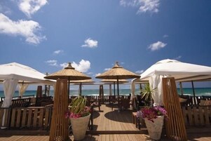 供应早餐、午餐和晚餐，地方菜