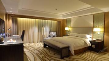 Deluxe Double Room | Minibar, in-room safe, desk, blackout drapes