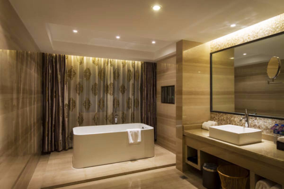 Une salle de bain moderne avec une baignoire sur pieds, un grand miroir et un meuble-lavabo.