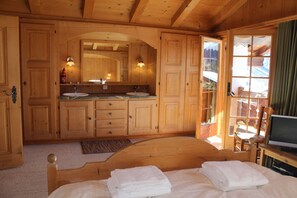 6 bedrooms, Frette Italian sheets, premium bedding, pillowtop beds - Chalet Runca (Arosa)