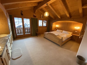 6 bedrooms, Frette Italian sheets, premium bedding, pillow-top beds - Chalet Runca (Arosa)