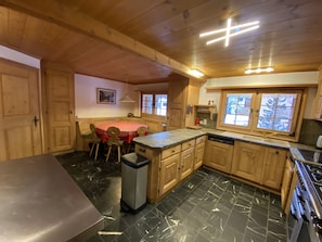 Superior Chalet | Private kitchen | Fridge, microwave, oven, stovetop - Chalet Runca (Arosa)