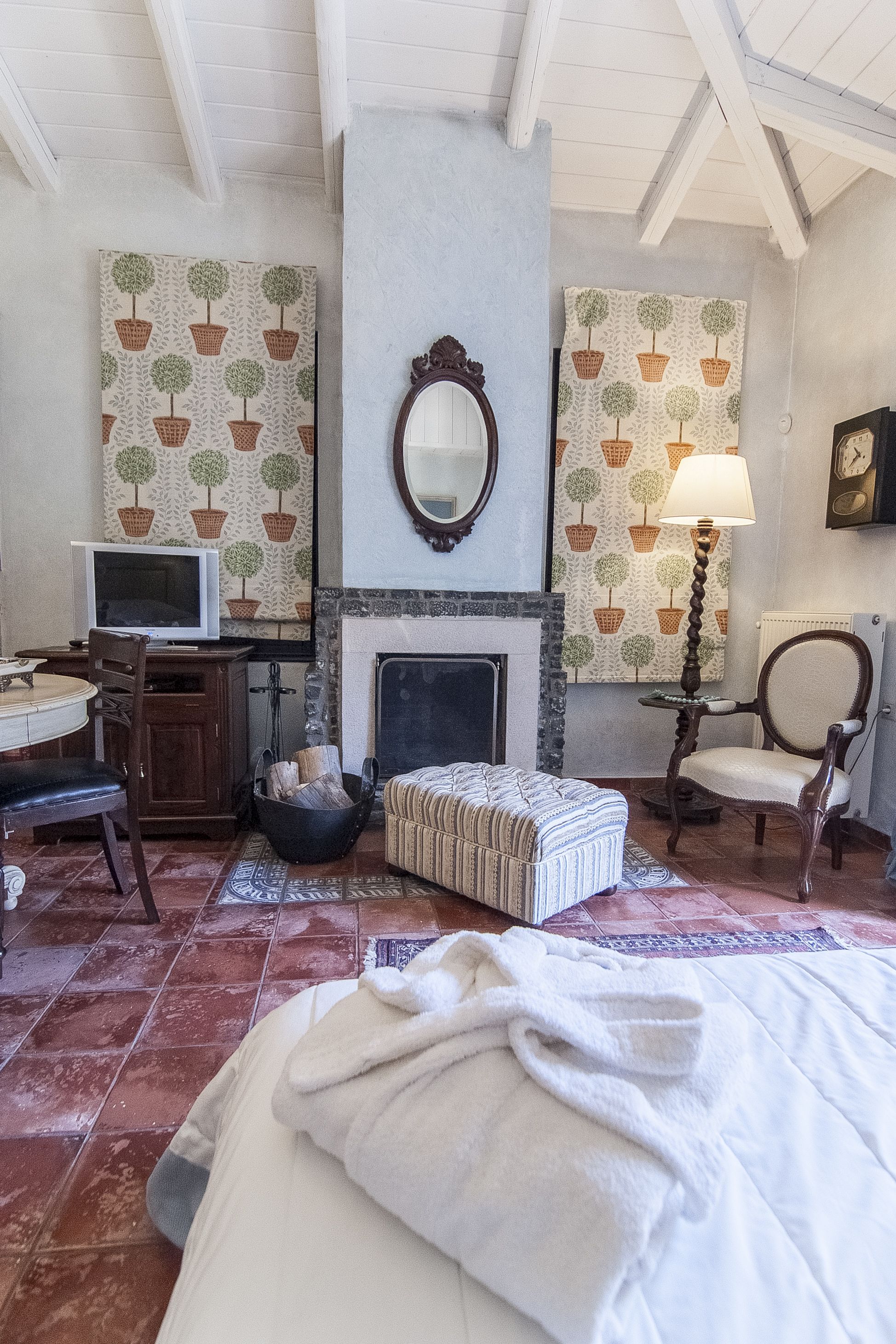Una habitación acogedora con chimenea, televisión, comedor y zona de estar confortable.