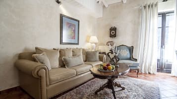 Deluxe Villa (1 bath) | Living area | TV, fireplace