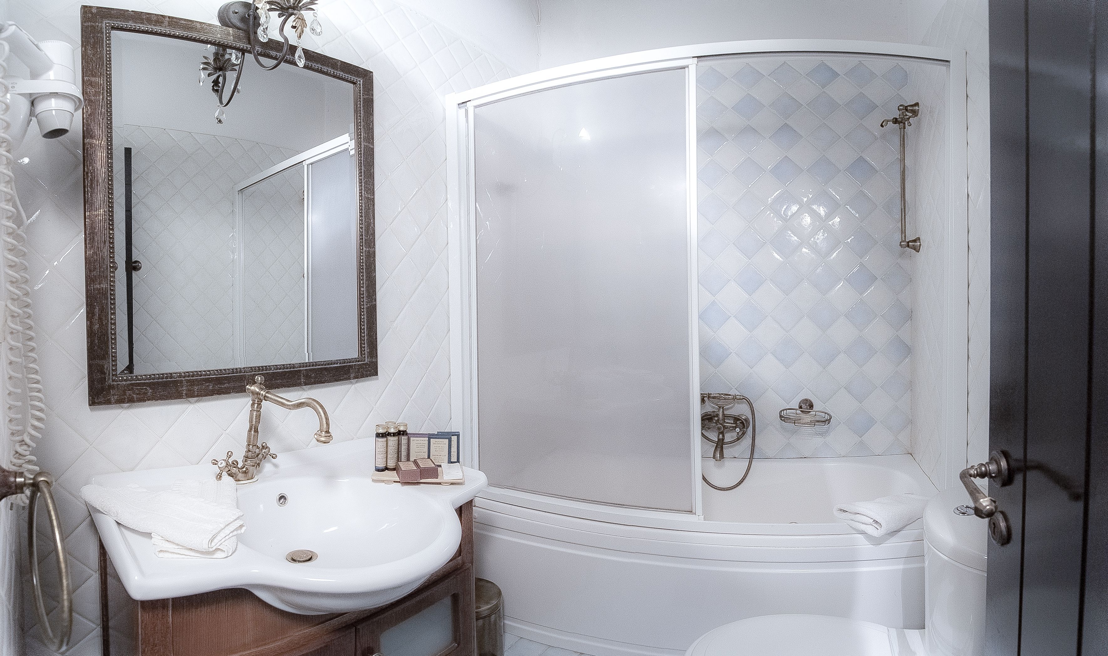 Deluxe Villa (3 space) | Bathroom | Hair dryer, bathrobes, slippers, towels